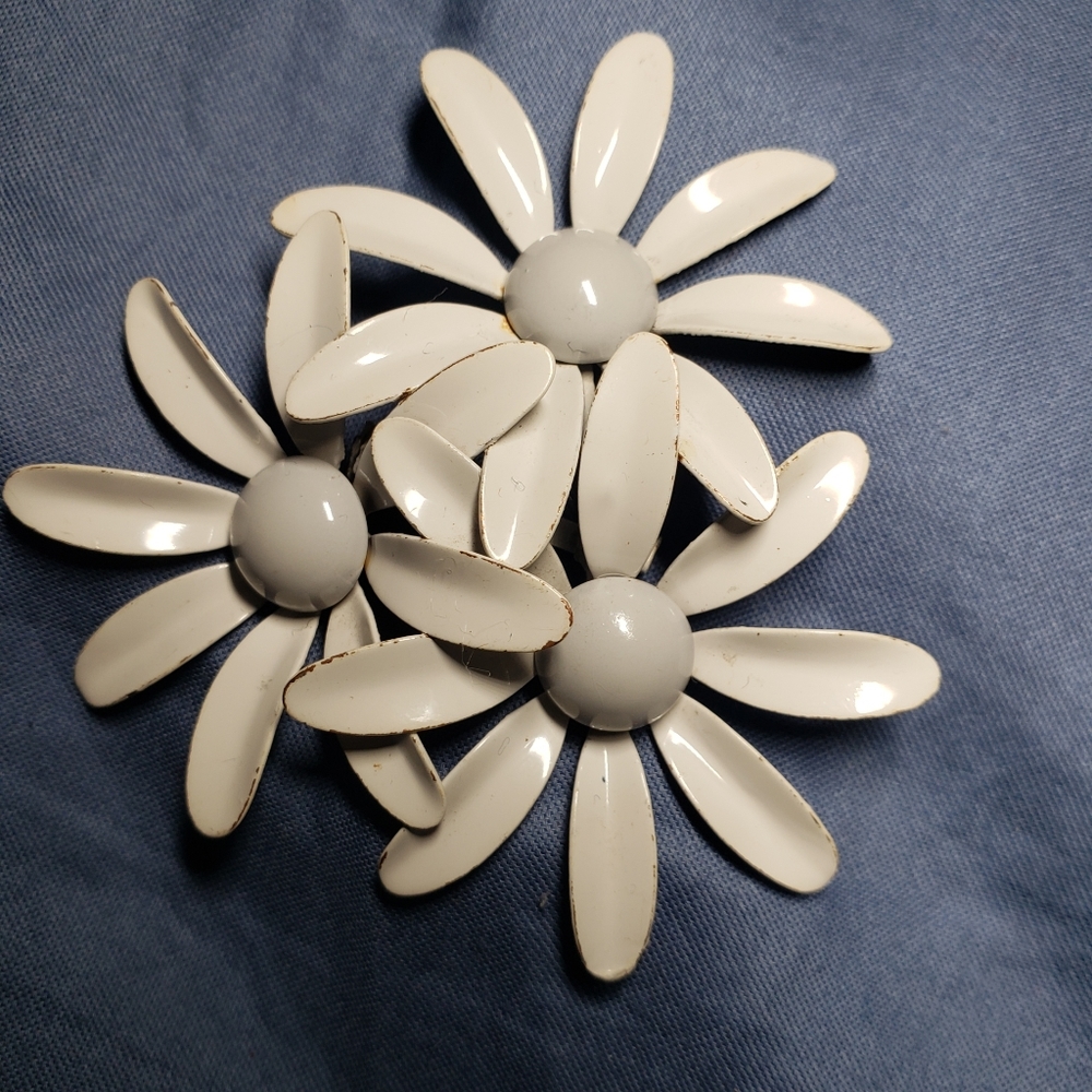 Vintage Triple Daisy Brooch, 3"x3", White